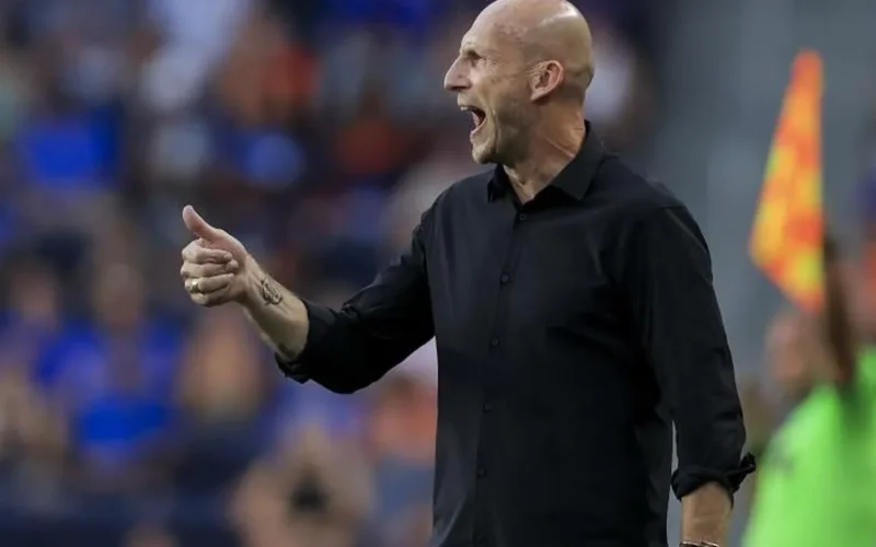 صفقة عالمية.. ياب ستام يحث مانشستر يونايتد على ضم نجم الكرة الأول حالياً